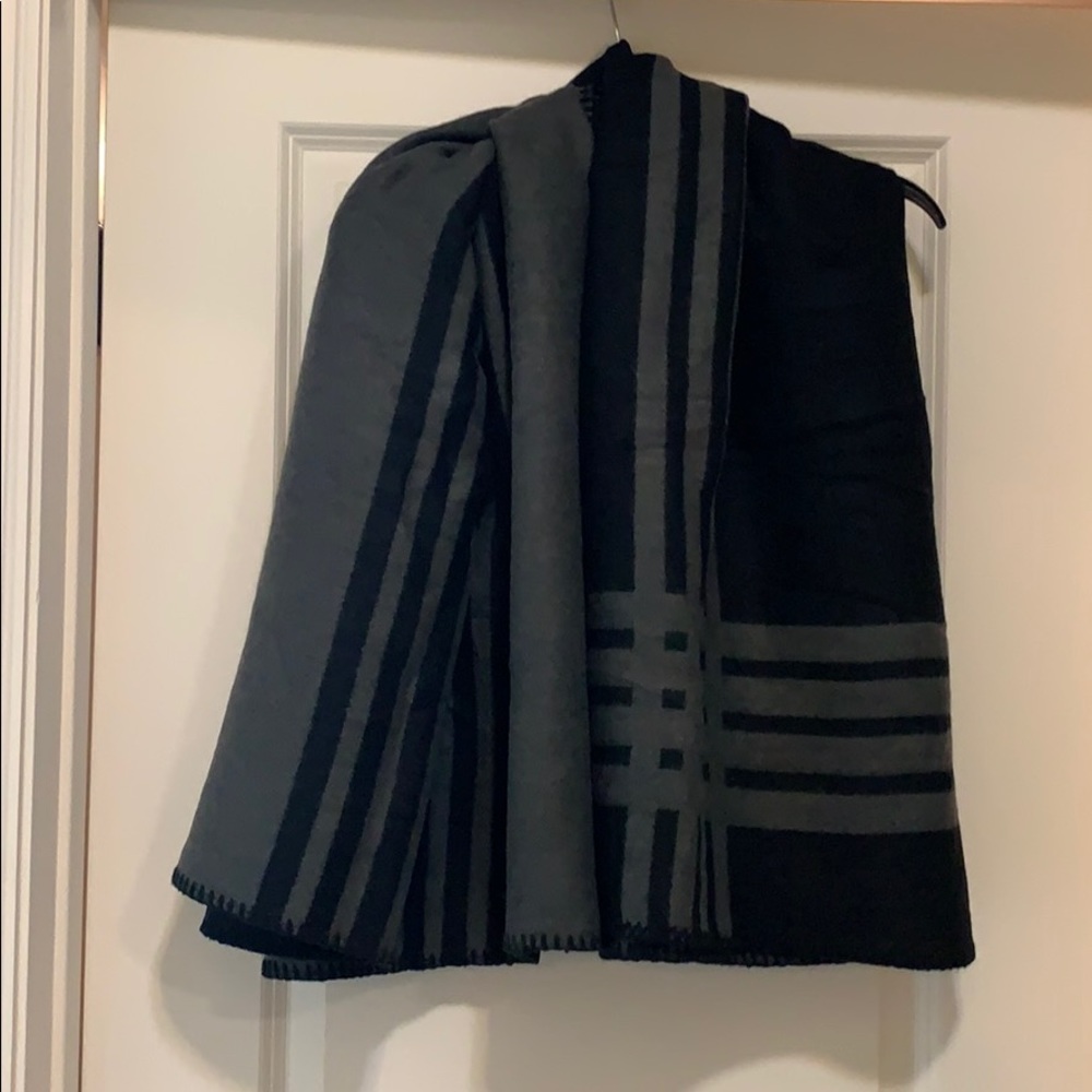 BB Dakota Black & Grey Poncho
